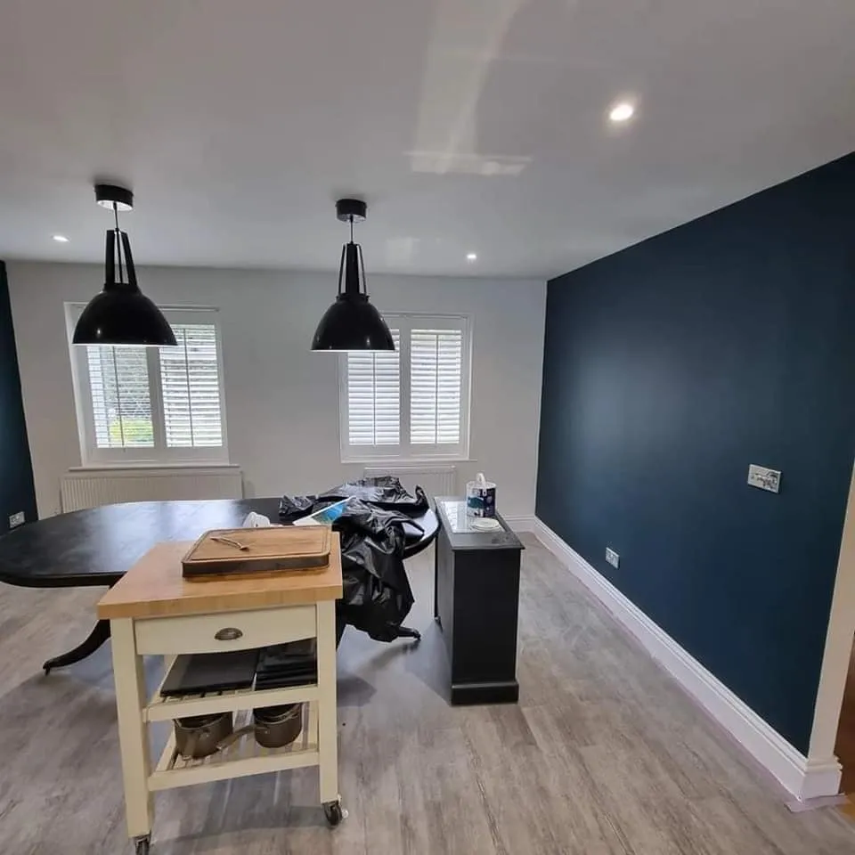 An empty room with a table and two lamps.